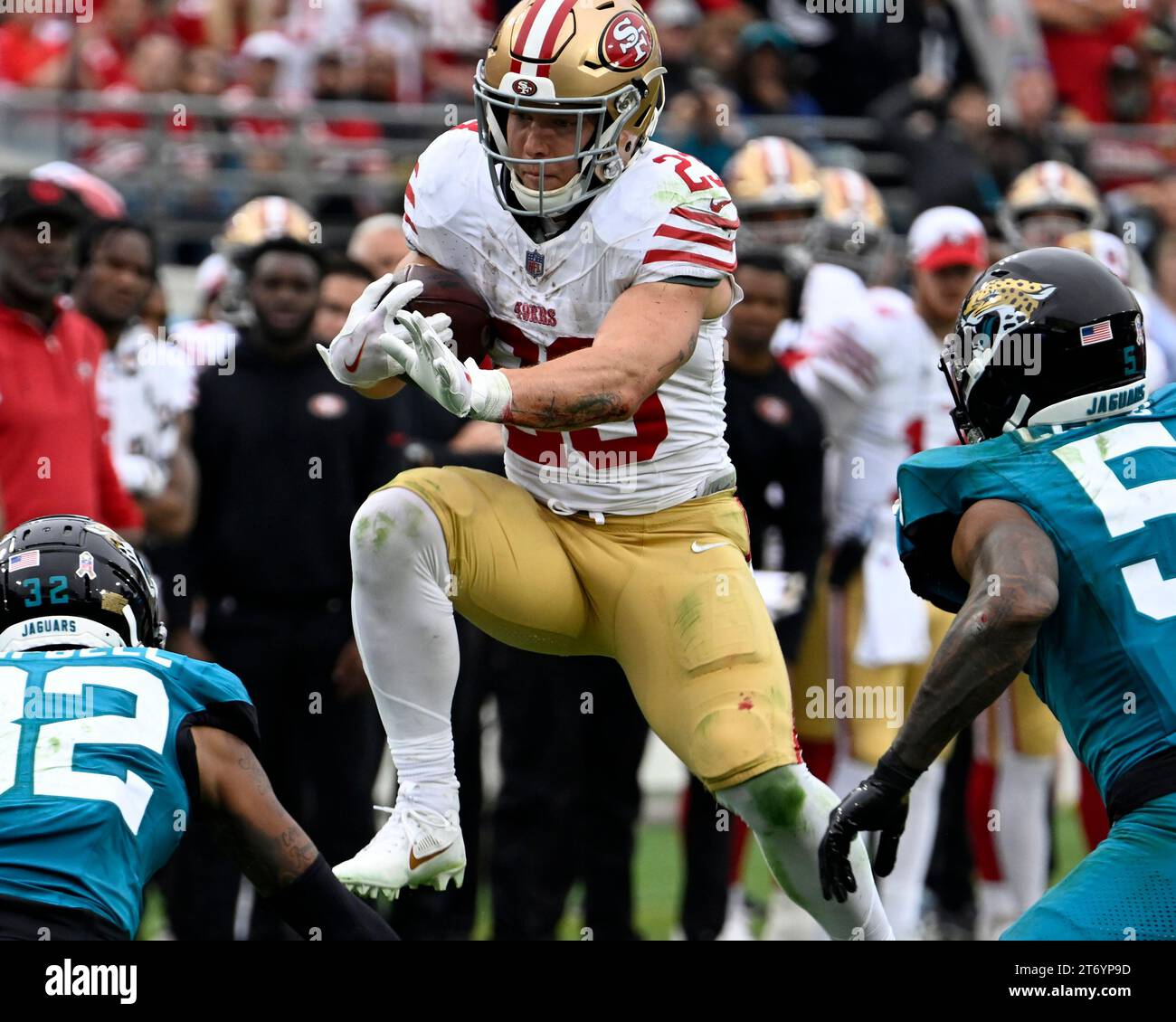 Jacksonville, Usa. November 2023. Christian McCaffrey, der im zweiten Quartal 2023 im EverBank Stadium in Jacksonville (Florida) gegen die Jaguars antritt, springt über die Verteidiger, als er im zweiten Quartal gegen die 49ers antritt. Die Niners besiegten Jacksonville mit 34:3. Foto: Joe Marino/UPI. Quelle: UPI/Alamy Live News Stockfoto