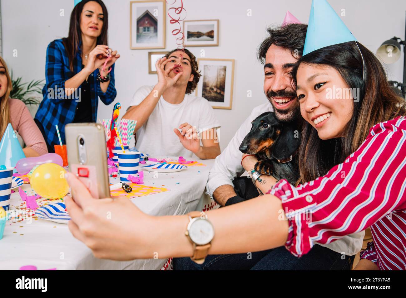Geburtstagsfest-Konzept mit Hund Stockfoto