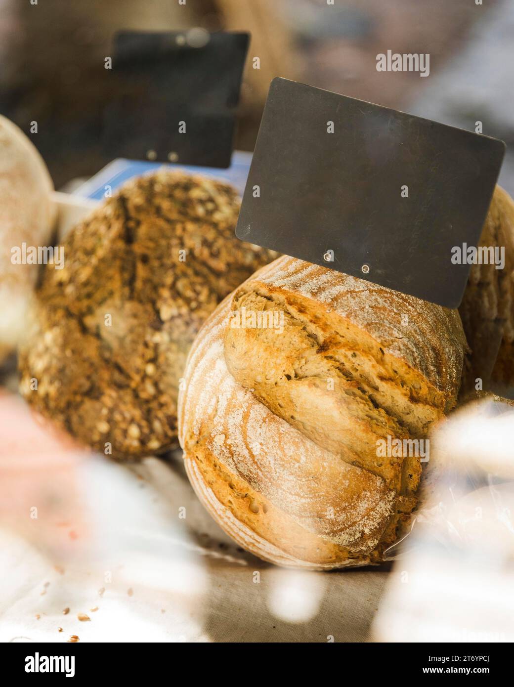 Brauner Brotbackstand mit leerem Etikett Stockfoto