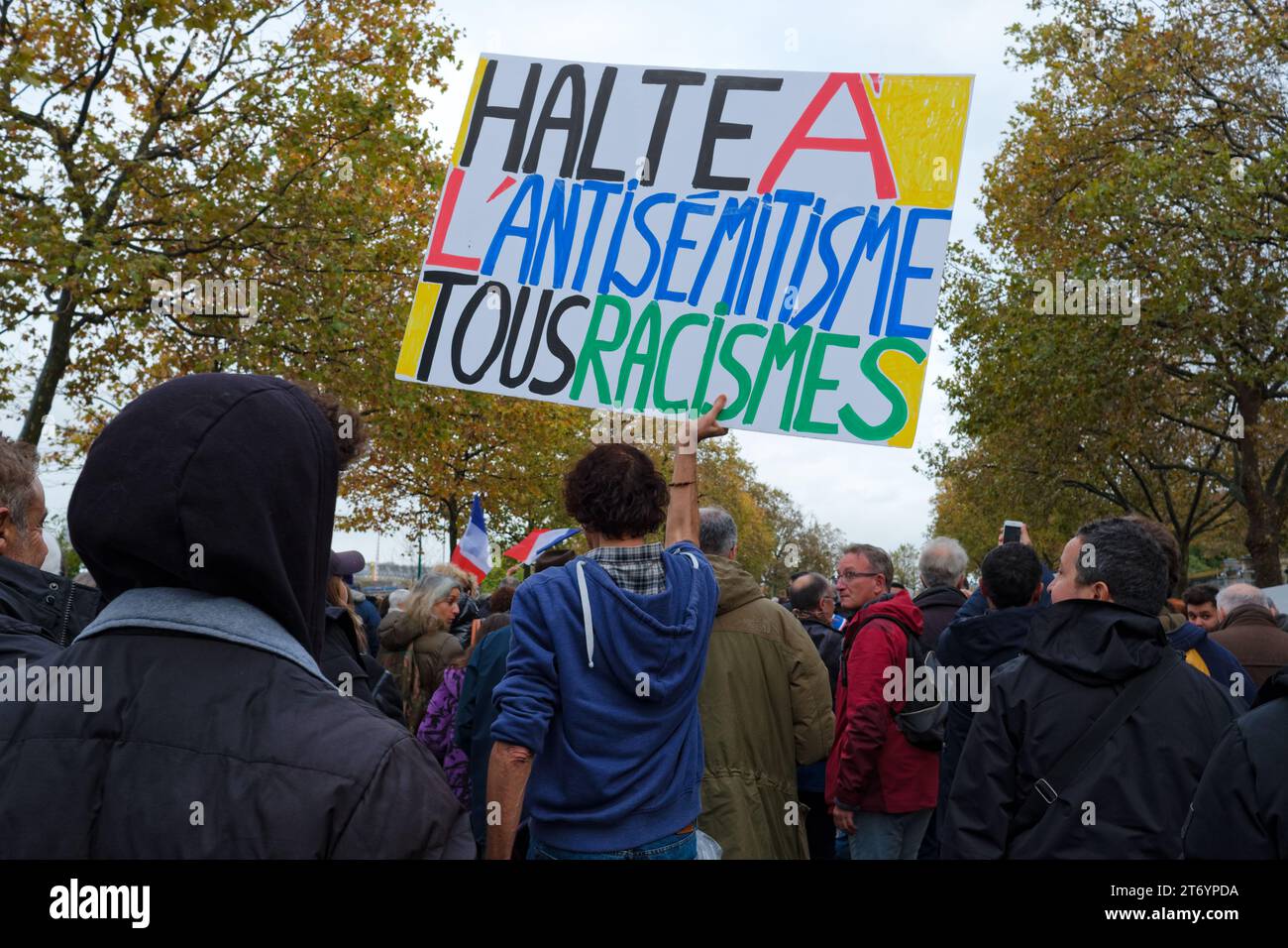 Les francais unis contre l'antisémitisme ont défilé dans Paris, sauf pour les partis politique. Le RN de Marine Le Pen fermait la marche Stockfoto