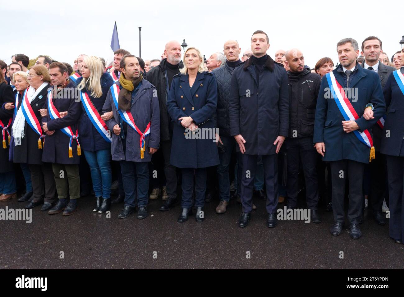 Les francais unis contre l'antisémitisme ont défilé dans Paris, sauf pour les partis politique. Le RN de Marine Le Pen fermait la marche Stockfoto