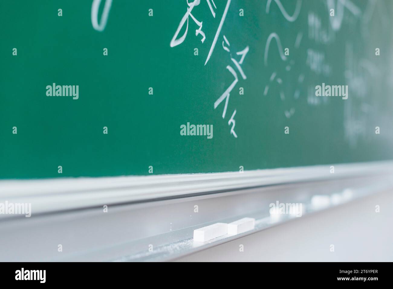 Tafel mit geschriebenen mathematischen Formeln Stockfoto