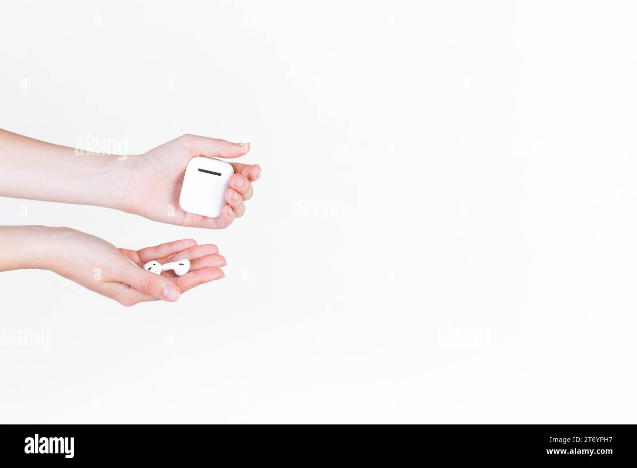 Nahaufnahme der Hand, die die Hörgerätebatterie hält Stockfoto