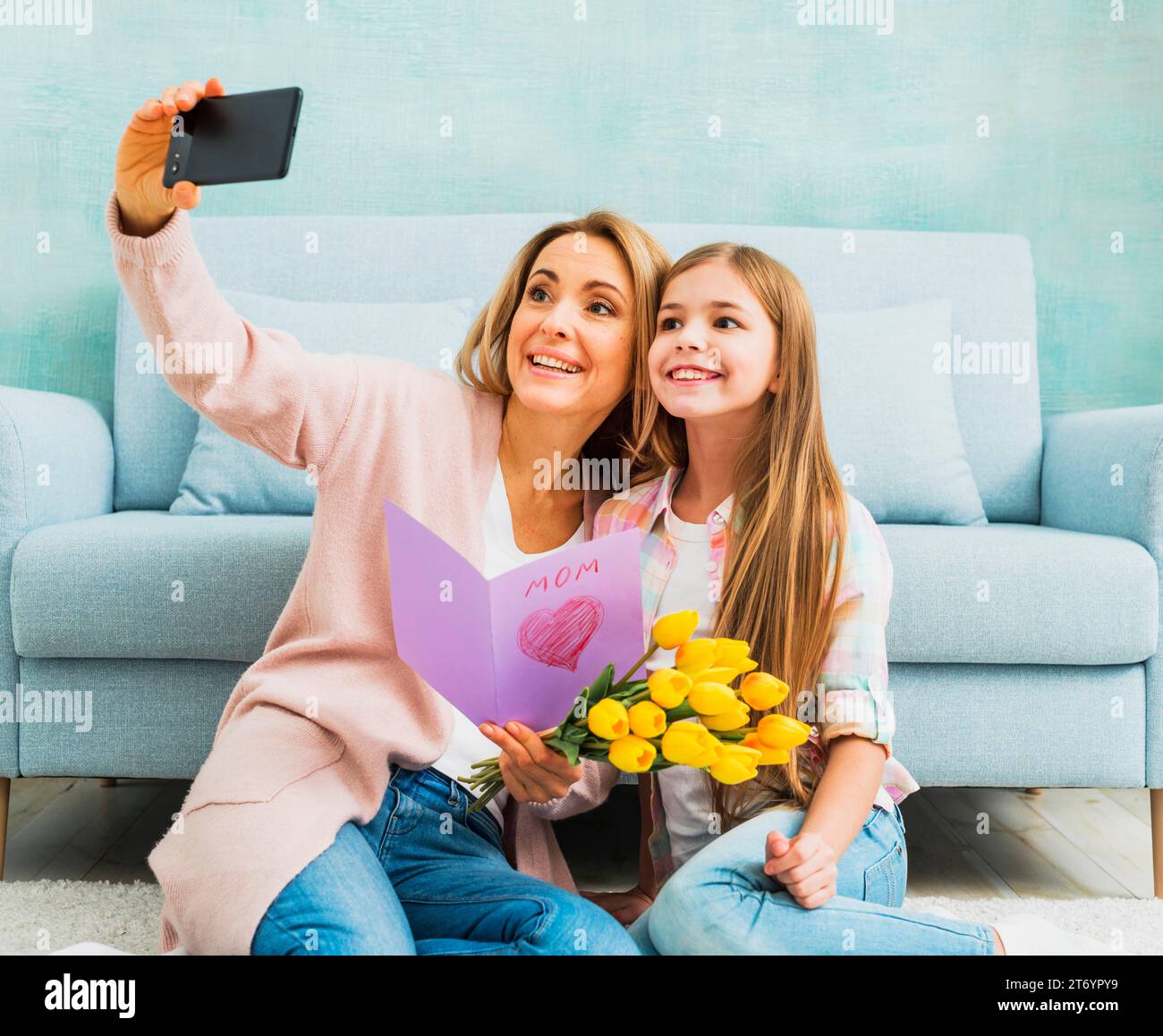 Tochter Mutter mit Geschenken, die Selfie macht Stockfoto