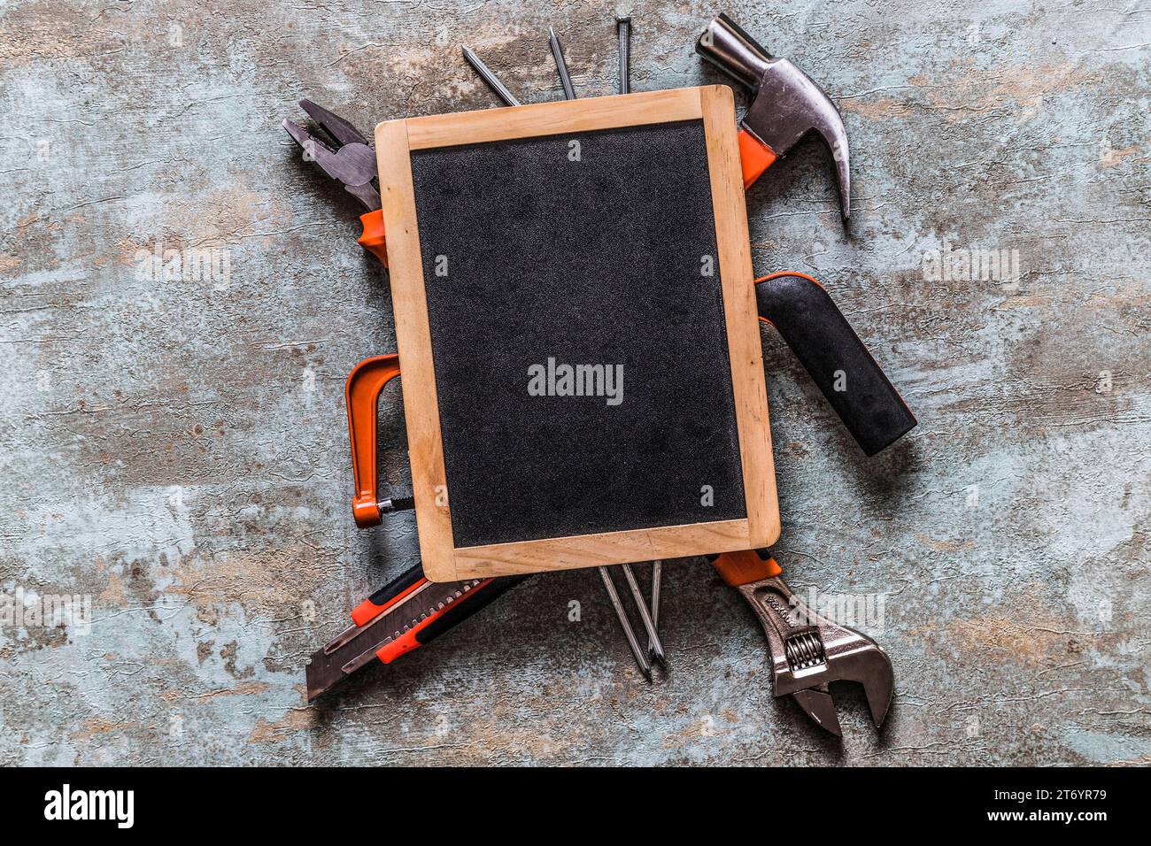 Erhöhte Ansicht leere Schiefer verschiedene Arbeitsgeräte Stockfoto