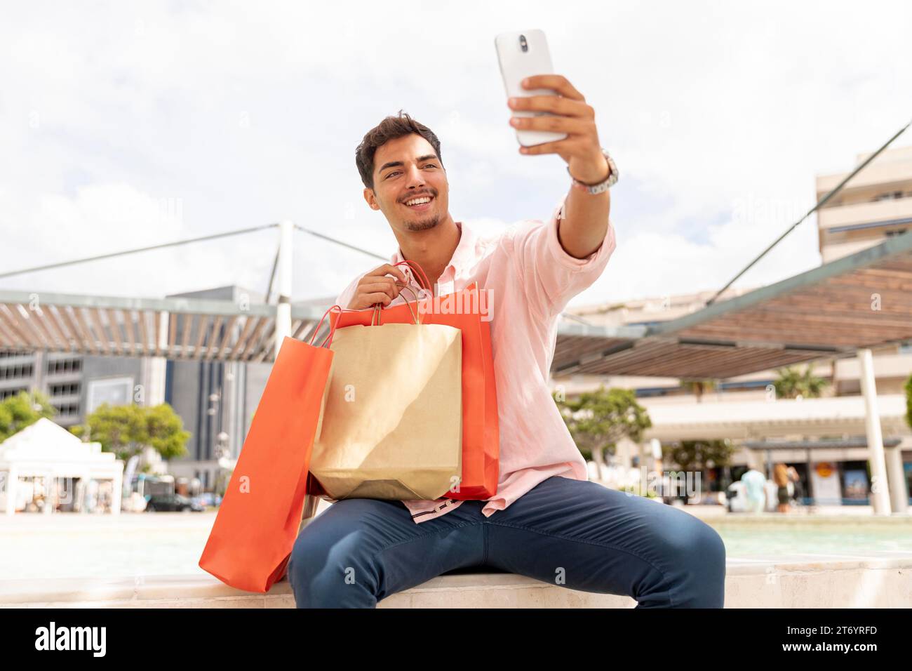 Vorderansicht Happy man macht Selfie Stockfoto