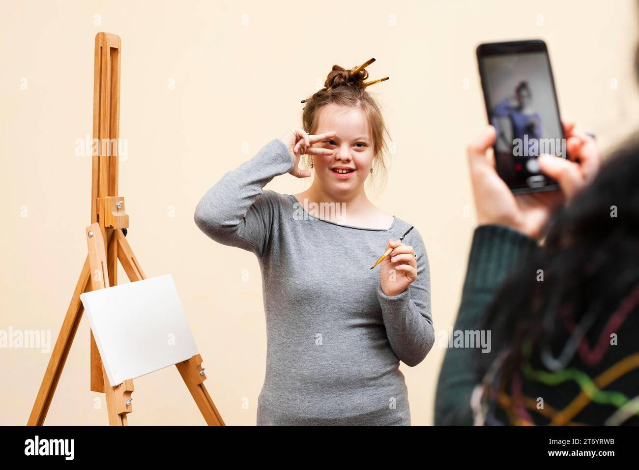 Glückliches Mädchen mit Down-Syndrom posiert Stockfoto