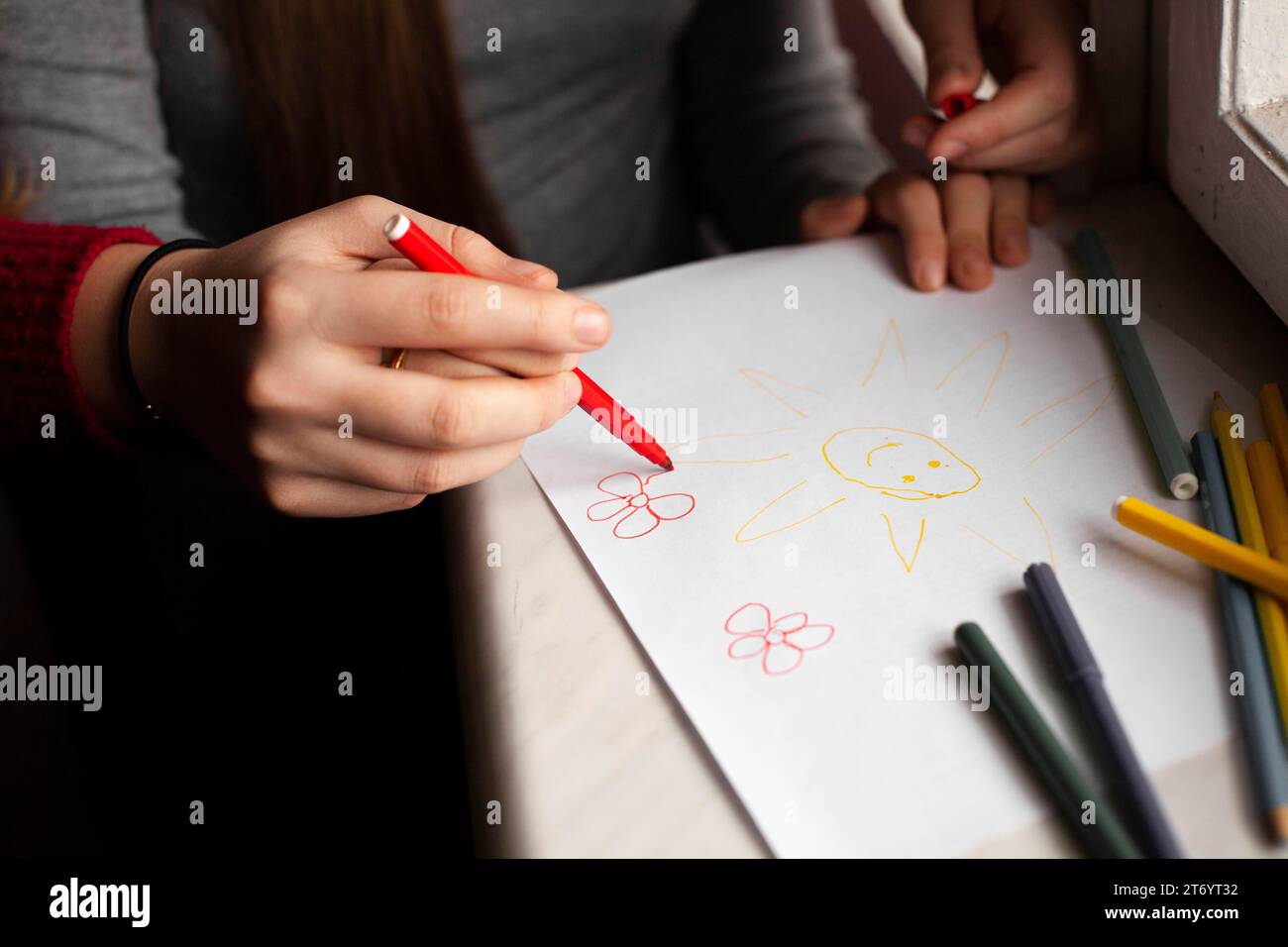 Hochwinkelmädchen mit Down-Syndrom-Frauenzeichnung Stockfoto