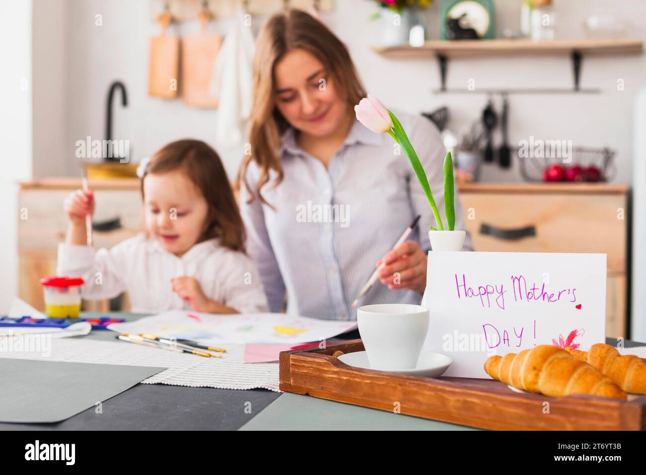 Happy Mothers Day Inschriftentisch in der Nähe des Gemäldes Tochter Mutter Stockfoto