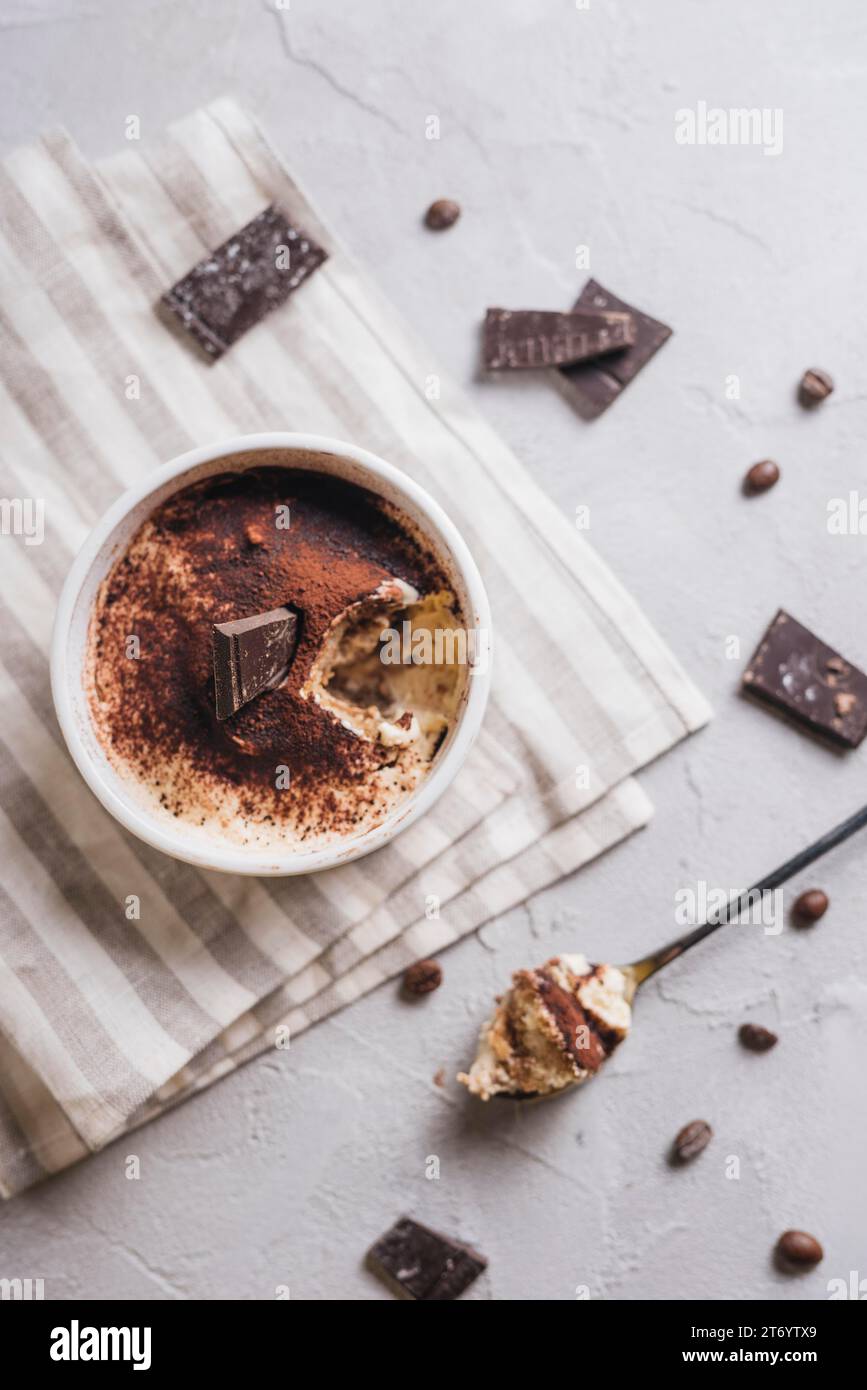 Blick über dem Kopf, Schokoladenmoose-Creme-Kuchen, serviert mit weißer Schüssel Stockfoto