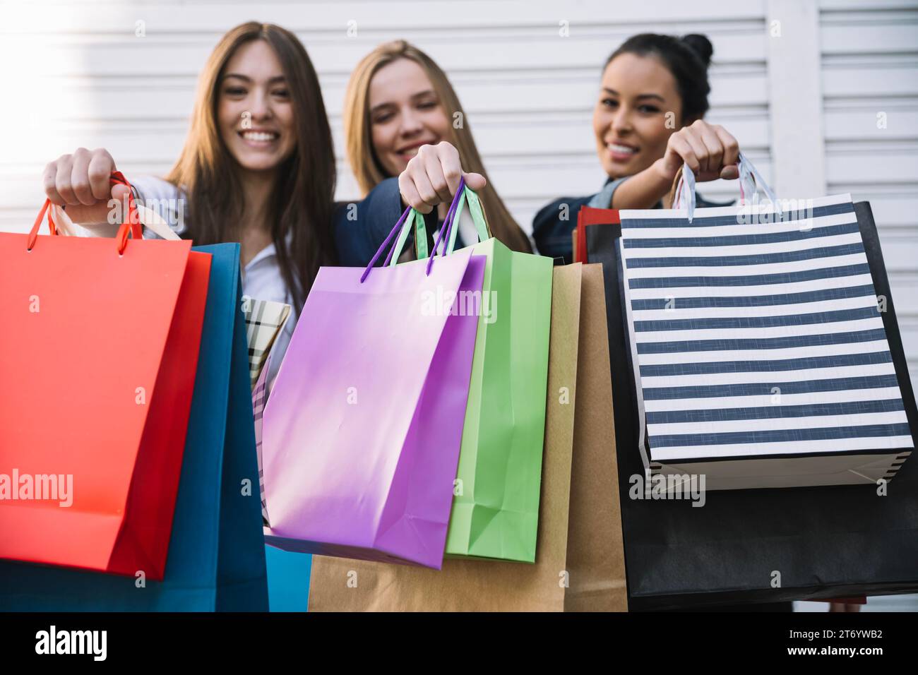 Zufriedene Frauen nach dem Einkaufen Stockfoto
