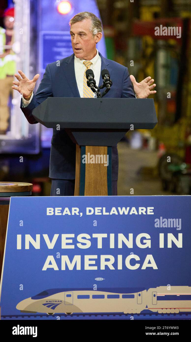 BEAR, DE, USA - 6. NOVEMBER 2023: Gouverneur John Carney spricht bei einer Veranstaltung, bei der Präsident Joe Biden in Bear, DE, USA, eine Rede hält. Stockfoto