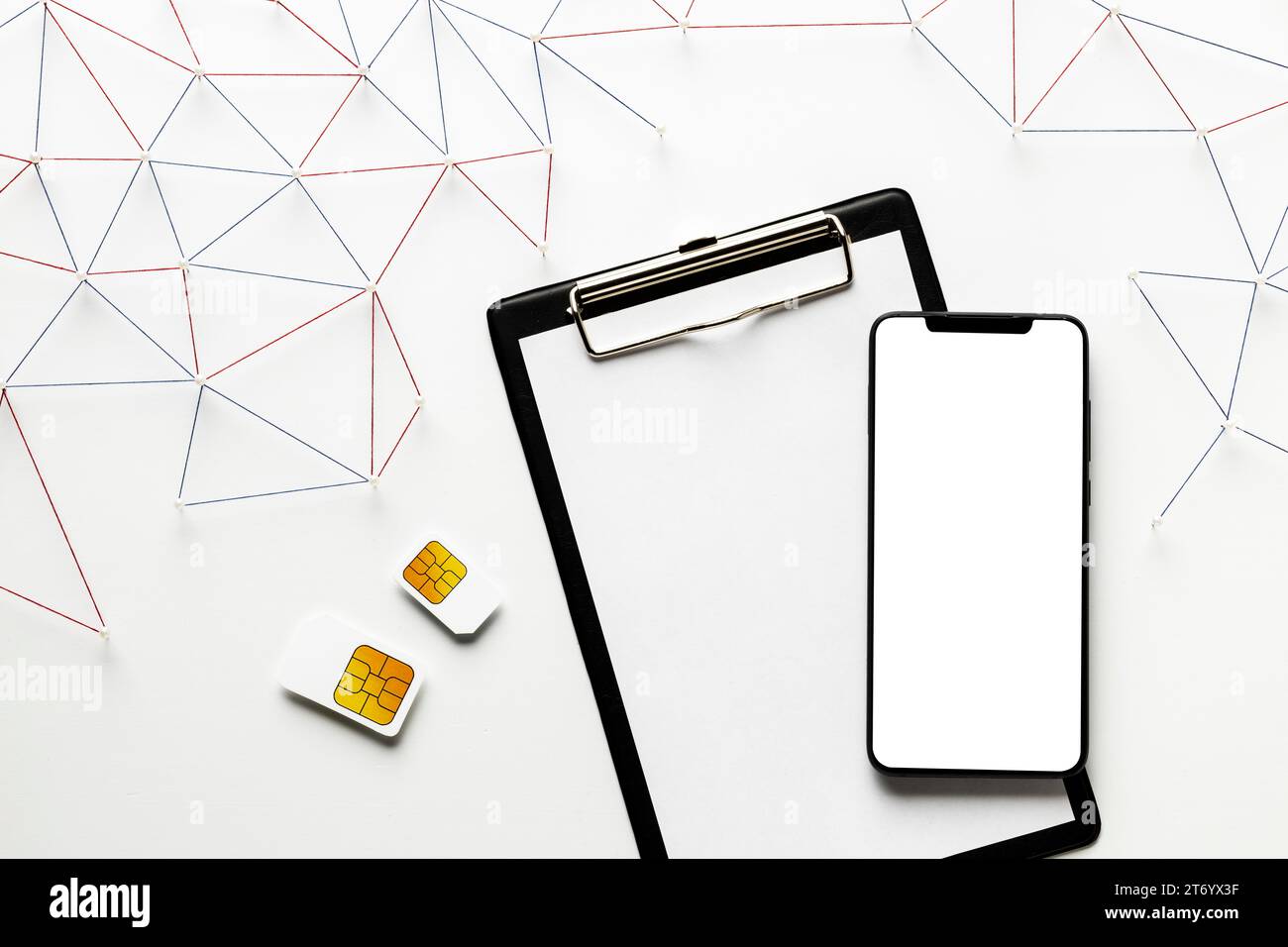 Internet-Kommunikationsnetzwerk mit sim-Karten-Smartphone von oben Stockfoto
