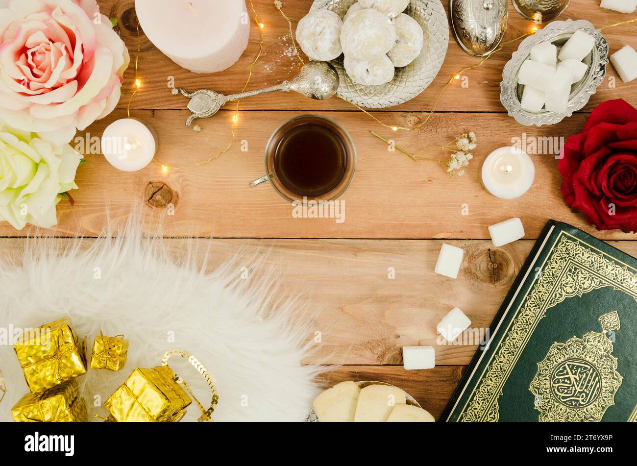 Tisch mit Blick von oben mit arabischem Gebäck quran Stockfoto