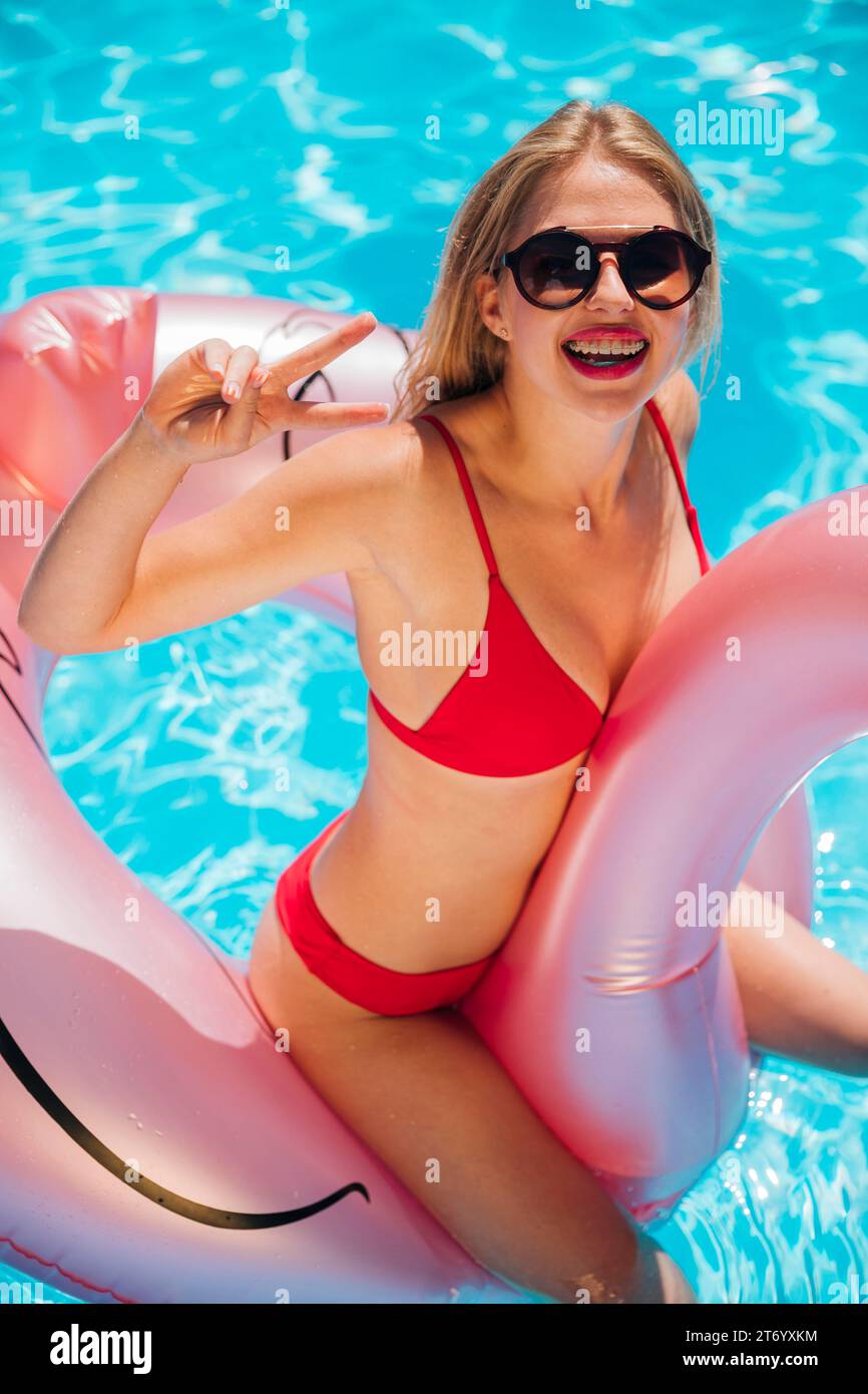 Frau Flamingo Schwimmring Pool Party Stockfoto