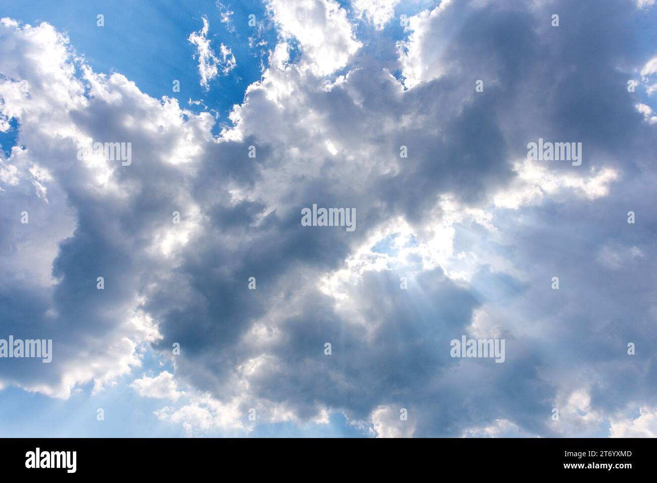 Dramatischer teilweise bewölkter Himmel, Old Windsor, Berkshire, England, Großbritannien Stockfoto