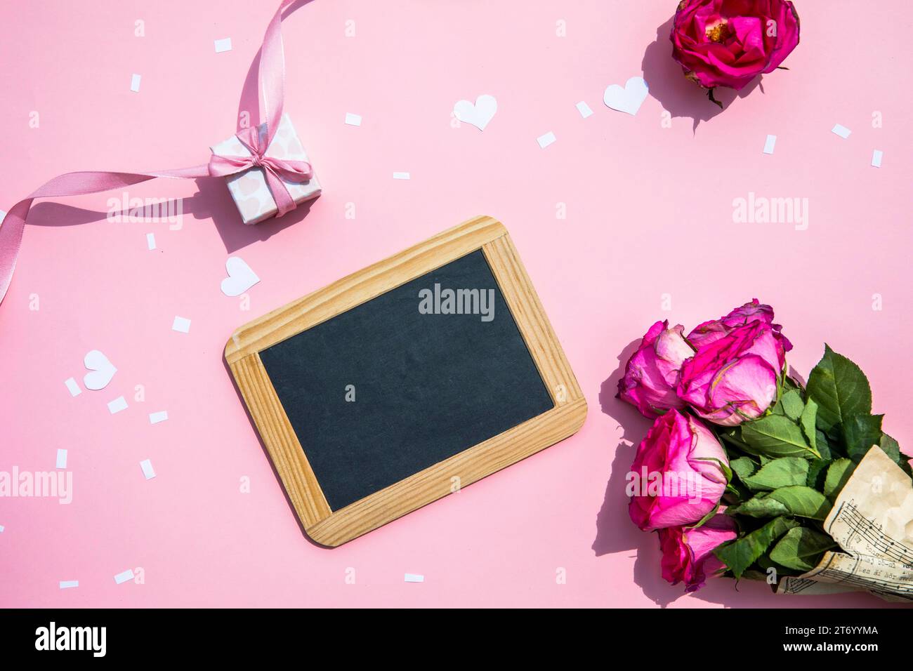 Blumenstrauß mit kleiner Tafel Stockfoto