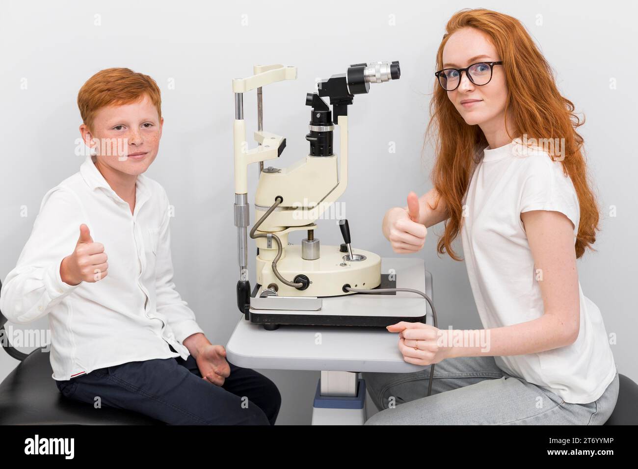 Junge Patientin Augenarzt zeigt Daumen hoch Gesten-Optik-Klinik Stockfoto