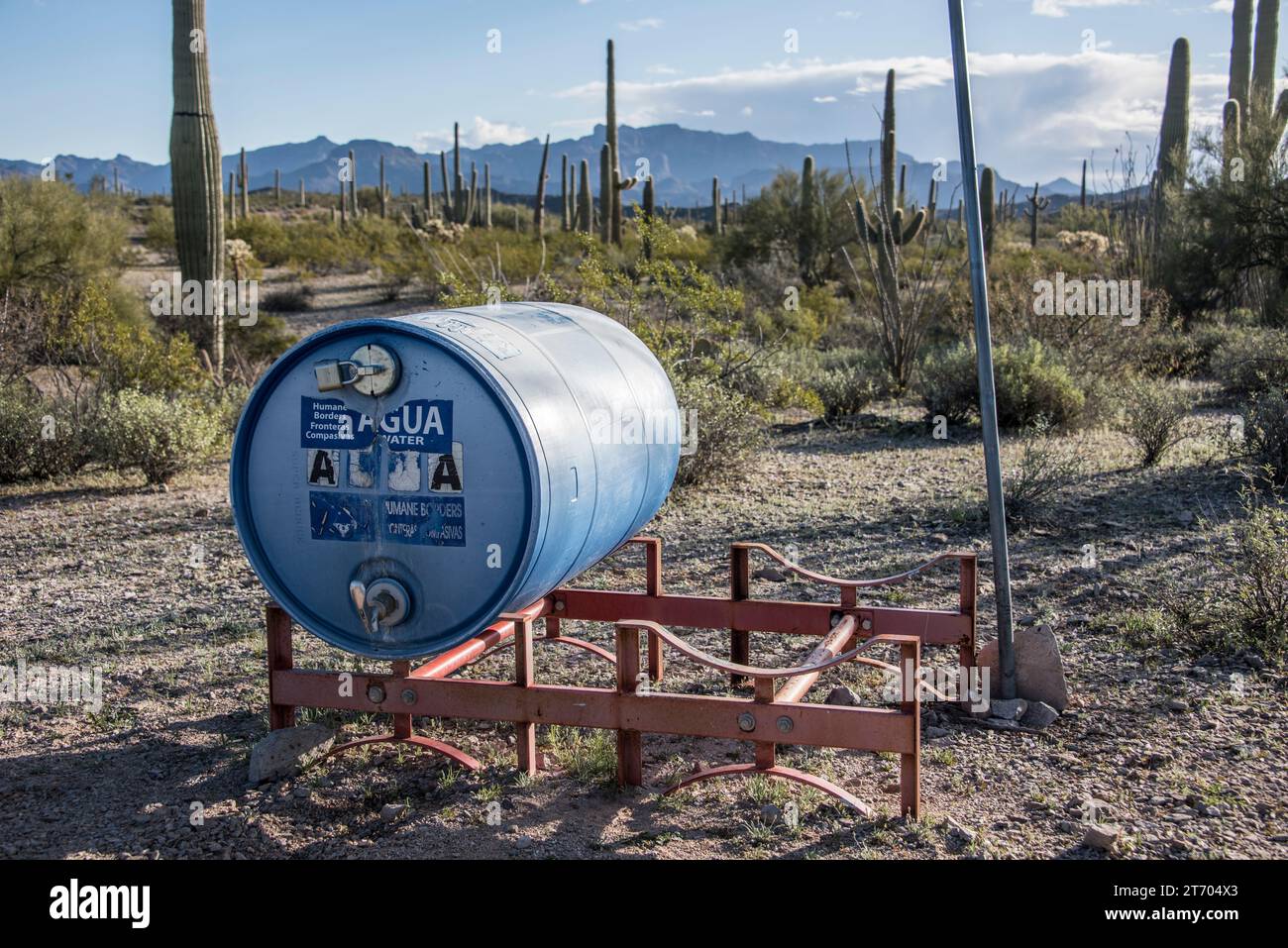 Eine 50-Liter-Trommel Wasser, die von humanen Grenzen versorgt wird, um illegalen Einwanderern bei der Überquerung der Sonora-Wüste, Orgelpfeife Cactus National Mon, zu helfen Stockfoto