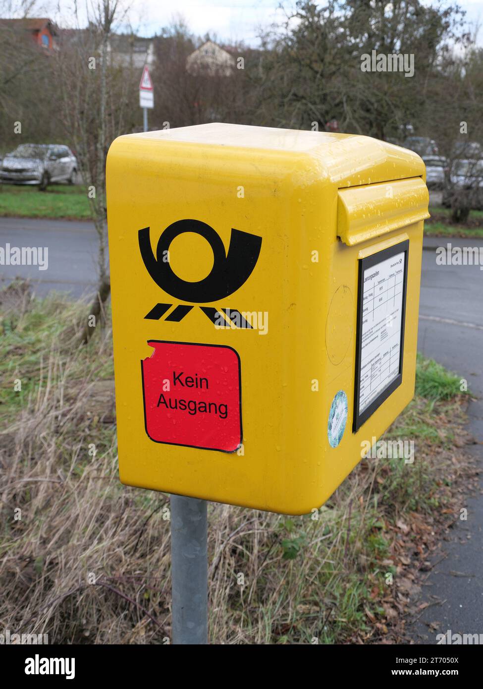 Ein gelber Briefkasten der deutschen Post mit der Aufschrift keine eingehende Post Stockfoto