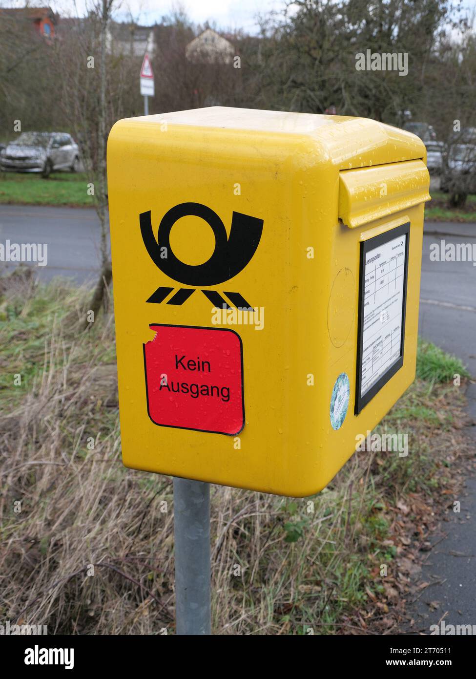 Ein gelber Briefkasten der deutschen Post mit der Aufschrift keine eingehende Post Stockfoto