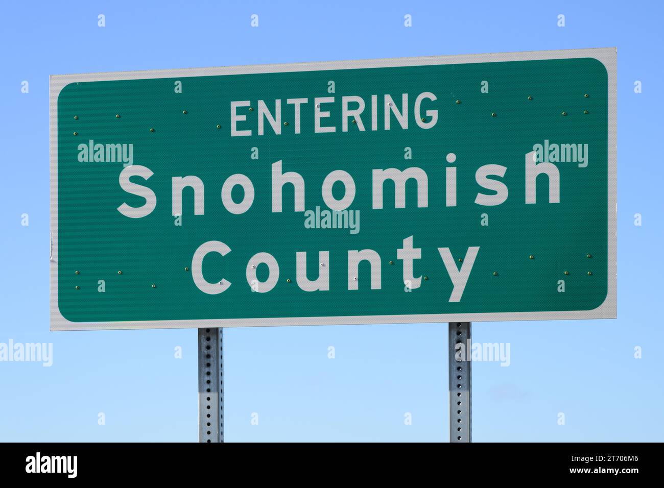 Mukilteo, WA, USA - 8. November 2023; Betreten des Snohomish County-Schildes in grün mit weißen Buchstaben vor blauem Himmel Stockfoto
