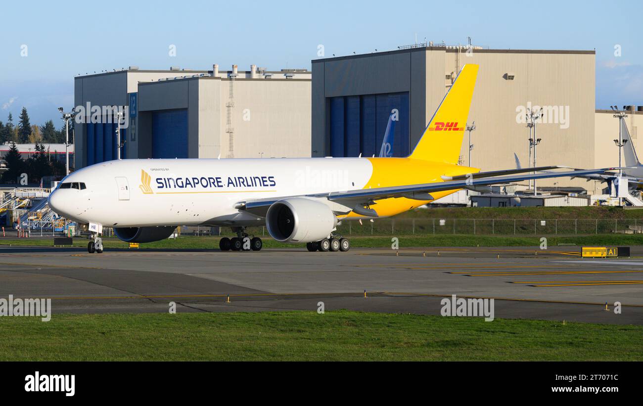 Everett, WA, USA – 11. November 2023; Flugzeuge der Fluggesellschaften Singapore Airlines und DHL in gemeinsamer Lackierung der Unternehmen Stockfoto