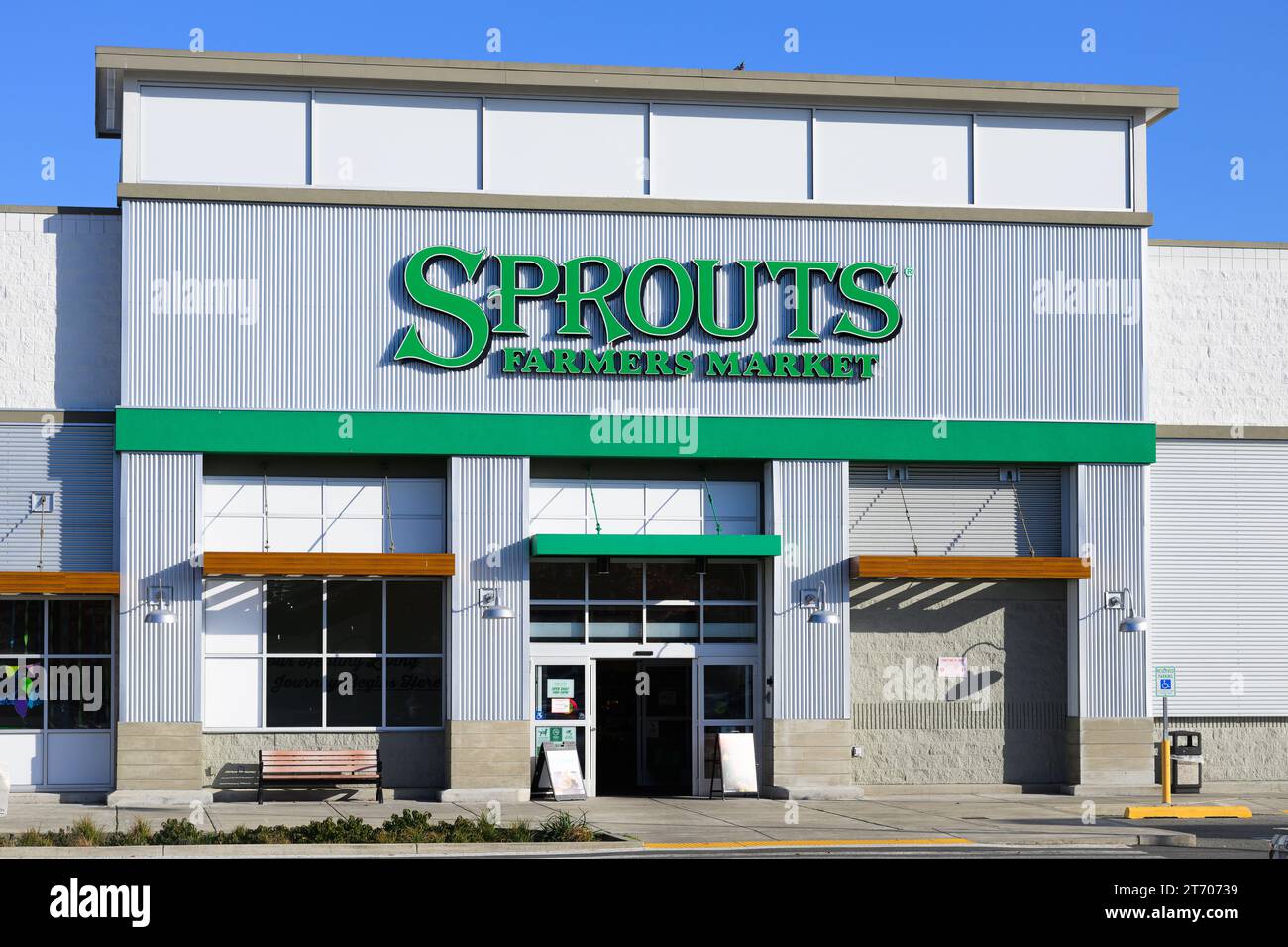 Seattle - 8. November 2023; Fassade von Sprossen Bauernmarkt Lebensmittelgeschäft mit Schildern in Markenfarbe Stockfoto