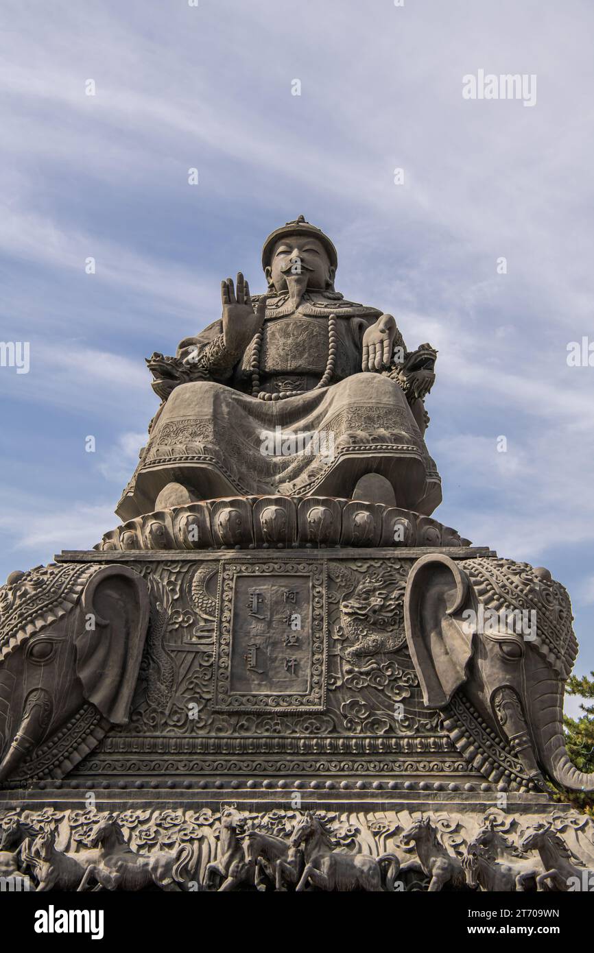 Khan Alatan Skulptur im Dazhao Lamasery, Hohhot Stadt, Innere Mongolei autonome Region, China. Blauer Himmel mit Kopierraum für Text Stockfoto