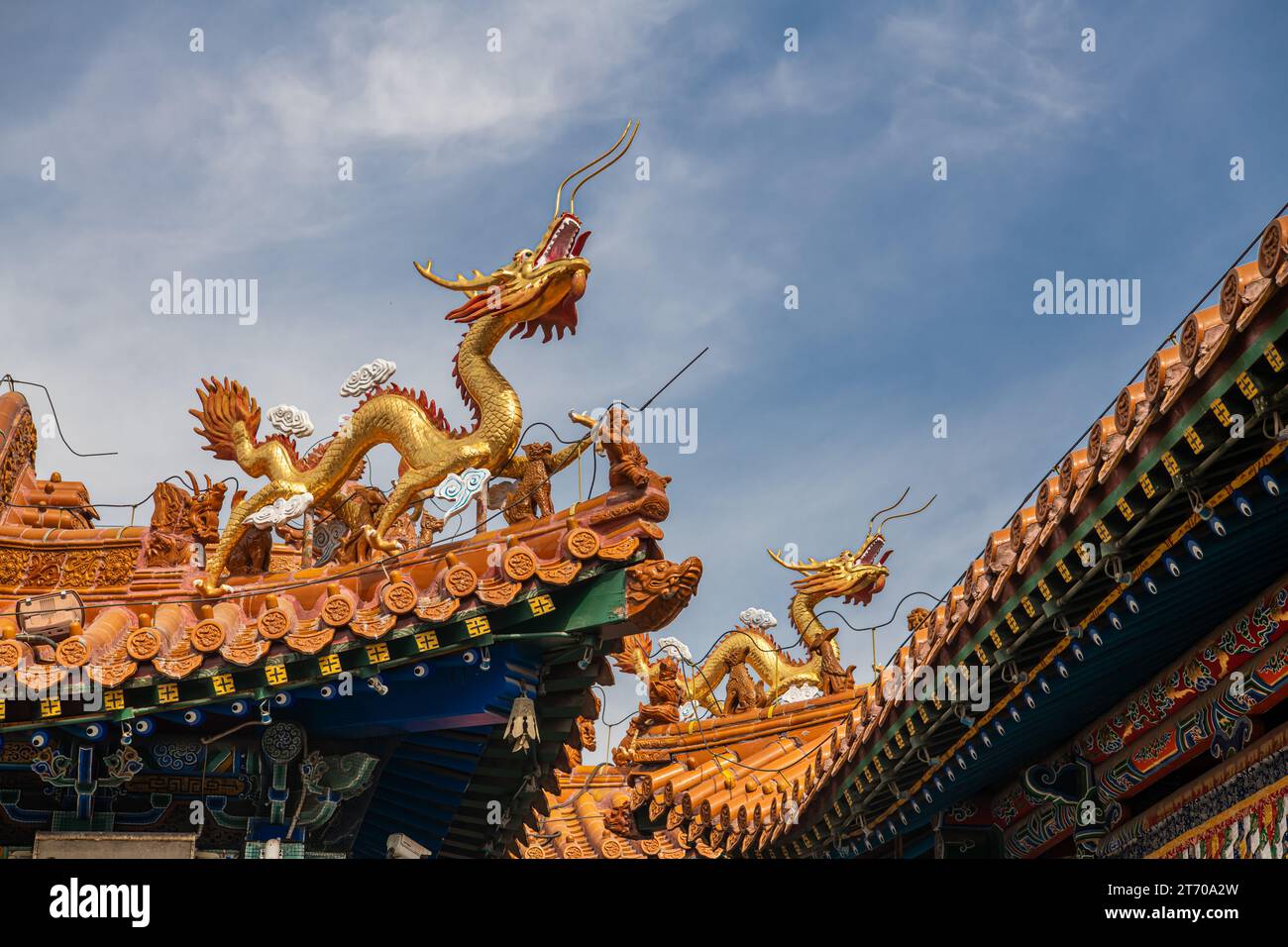 28.09.2021. HOHHOT, CHINA: Die Drachendekorationen auf dem Dach des da Zhao oder Wuliang Tempels, eines tibetisch-buddhistischen Klosters des Gelugpa-Ordens in Hohh Stockfoto