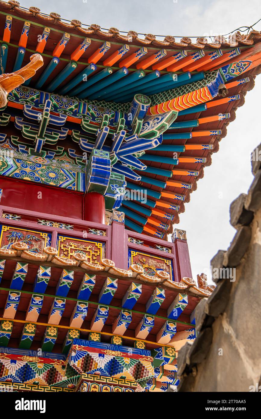 Dachdekorationen und architektonische Details im da Zhao oder Wuliang Tempel, einem tibetisch-buddhistischen Kloster des Gelugpa Ordens in Hohhot, Innere Mongolei, Stockfoto