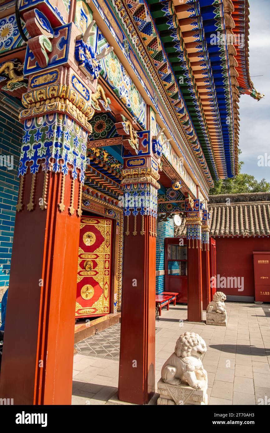 28.09.2021. HOHHOT, CHINA: Der mit Gold verzierte Tempel, da Zhao oder Wuliang Tempel, ein tibetisch-buddhistisches Kloster des Gelugpa Ordens in Hohhot, Inn Stockfoto