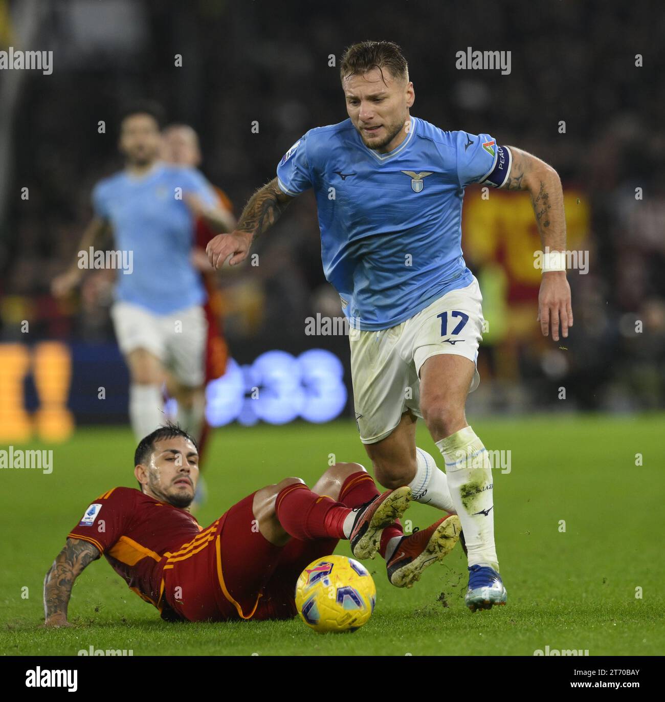 (231113) – ROM, 13. November 2023 (Xinhua) – Roma Leandro Paredes (L) streitet mit Lazios Ciro immobile während eines Fußballspiels der Serie A zwischen Lazio und Roma am 12. November 2023 in Rom. (Foto: Alberto Lingria/Xinhua) Stockfoto