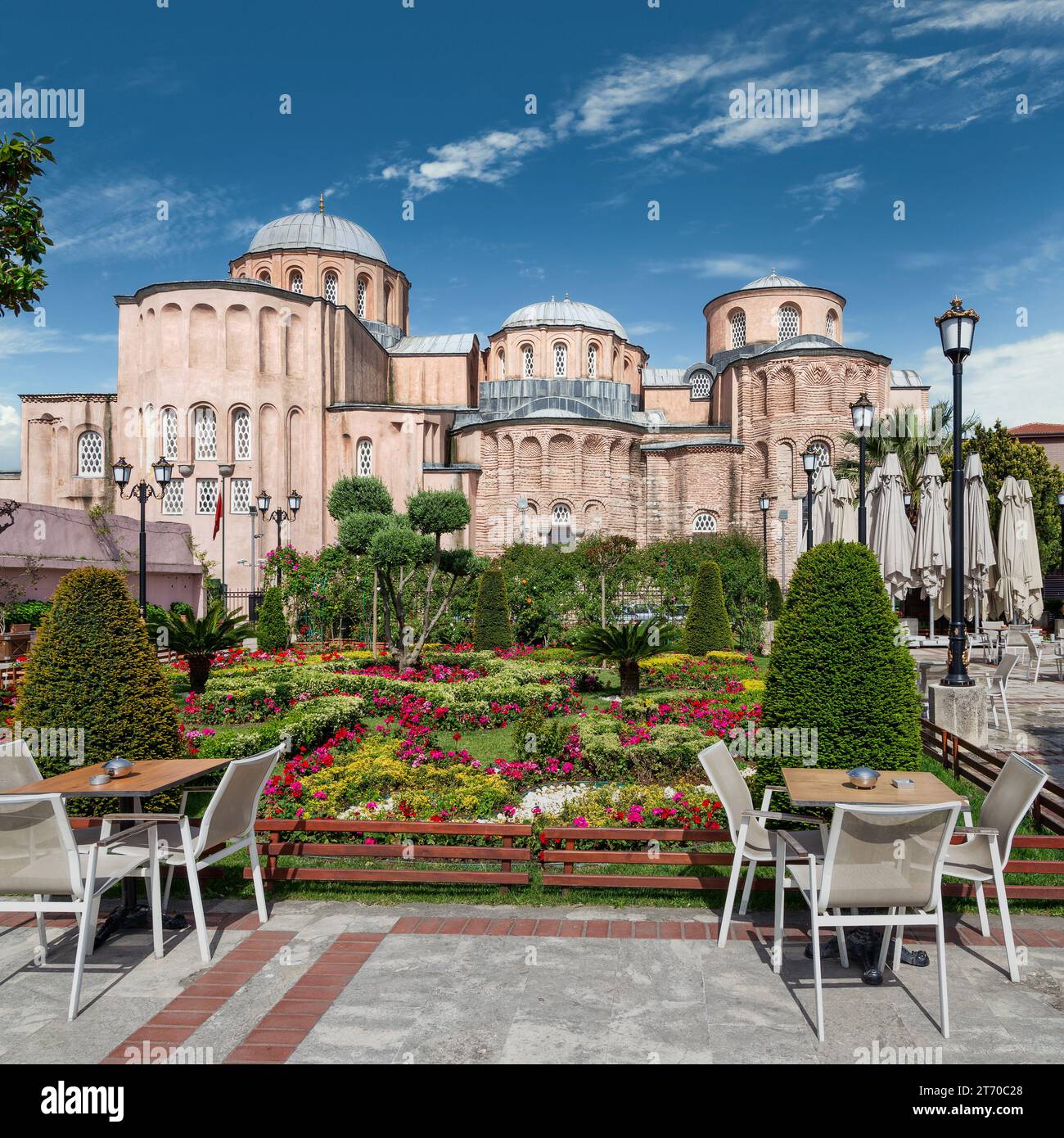 Zeyrek Moschee oder Molla Zeyrek Camii, Moschee im mittelbyzantinischen Architekturstil aus dem 14. Jahrhundert, ehemals Kloster des Pantokrators, passend in Fazilet Street, Zeyrek District, Fatih, Istanbul, Türkei Stockfoto