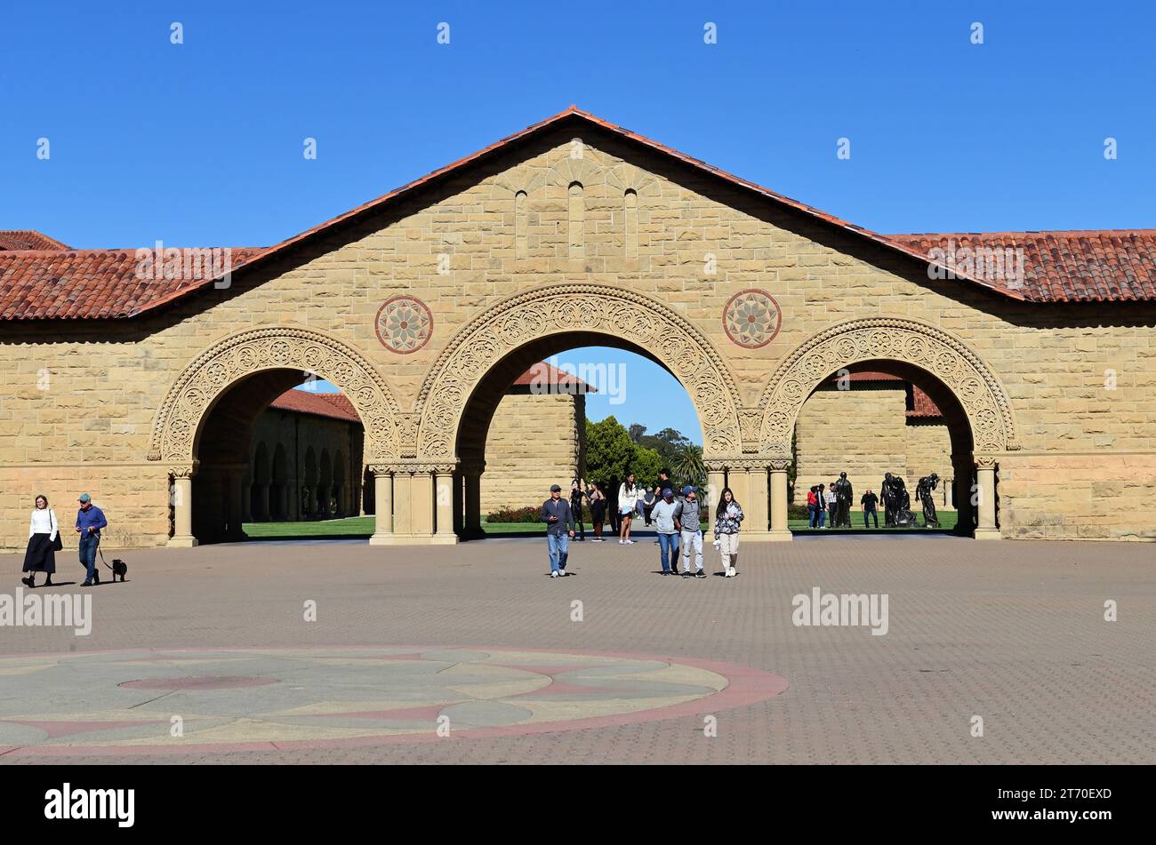 Stanford, Kalifornien, USA. Wunderschön detaillierte Bögen bieten Eintrittsportale zum Main Quad an der Stanford University. Stockfoto