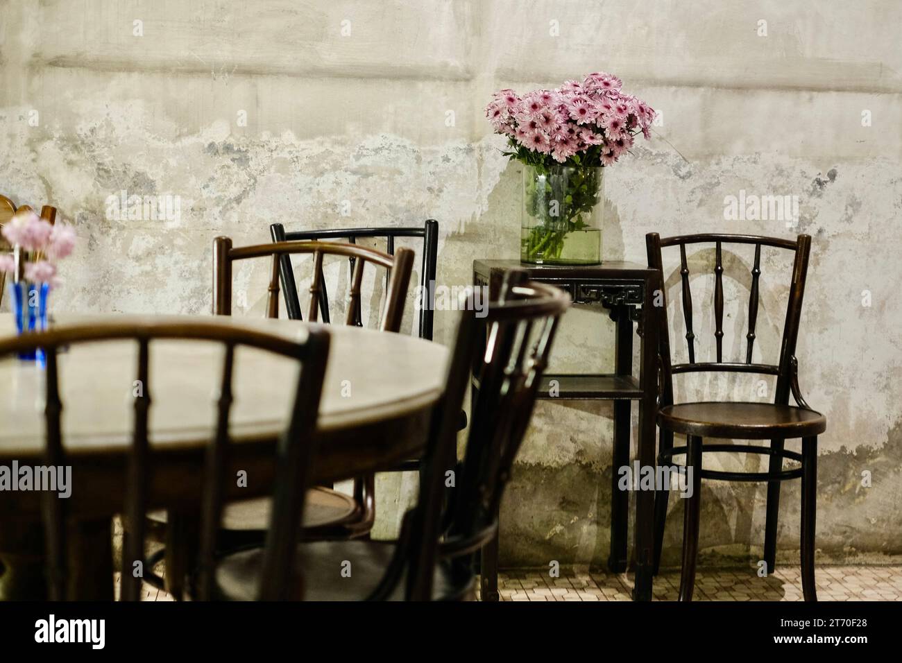 Das Innere des Warung Old China, einem Peranakan-Restaurant im Zentrum von Kuala Lumpur, Malaysia, mit traditionellen chinesischen schwarzholzmöbeln Stockfoto