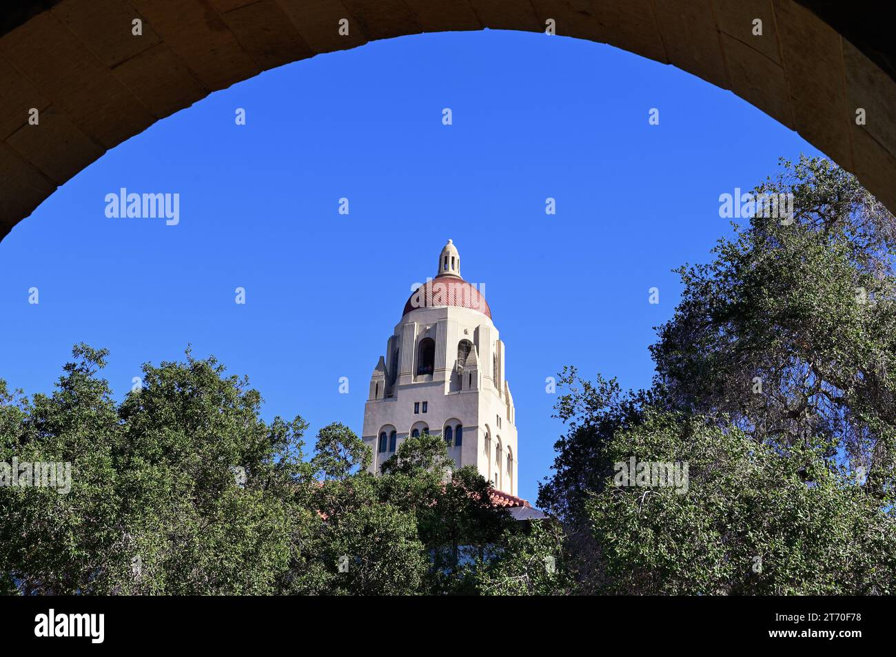 Stanford, Kalifornien, USA. Hoover Tower, ein Wahrzeichen auf dem Campus der Stanford University, das durch einen äußeren Torbogen des Main Quad gesehen wird. Stockfoto