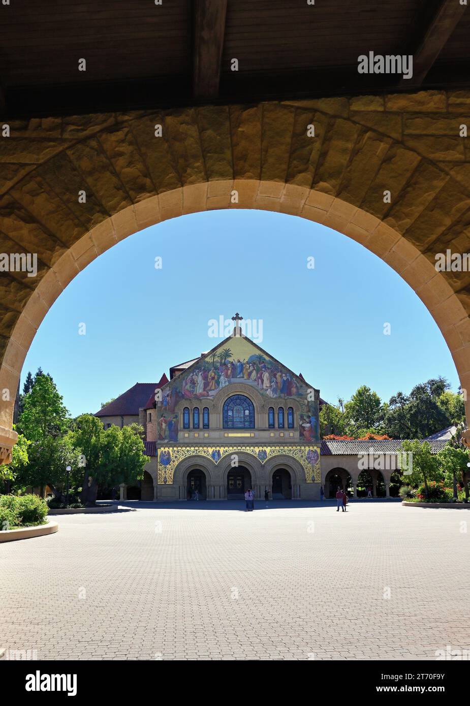 Stanford, Kalifornien, USA. Die Stanford Memorial Church wird durch einen Bogengang auf dem Main Quad der Stanford University gesehen. Stockfoto