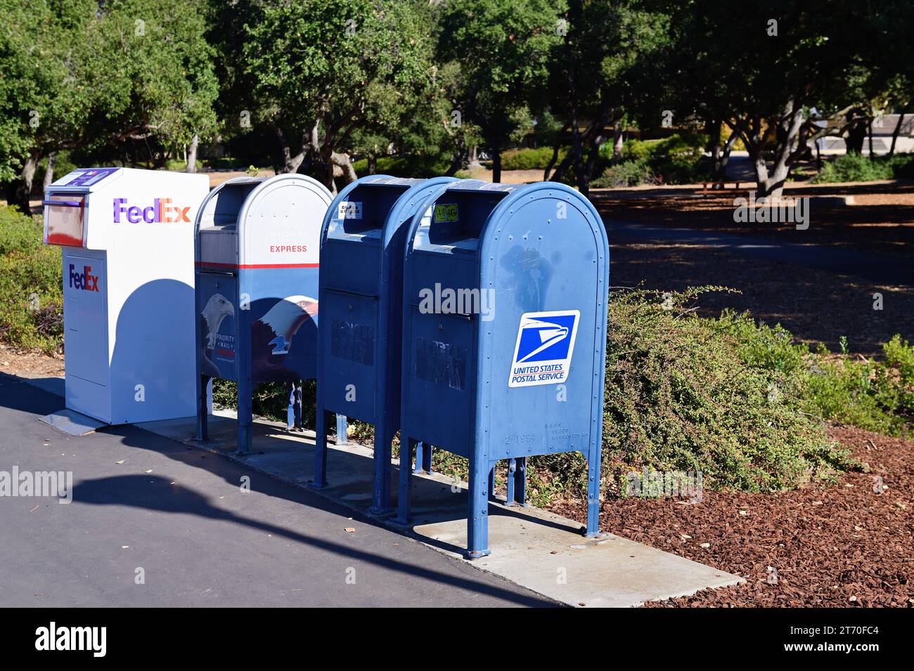 Stanford, Kalifornien, USA. Gruppierung von Briefkästen und speziellen Trägerbehältern auf dem Campus der Stanford University. Stockfoto