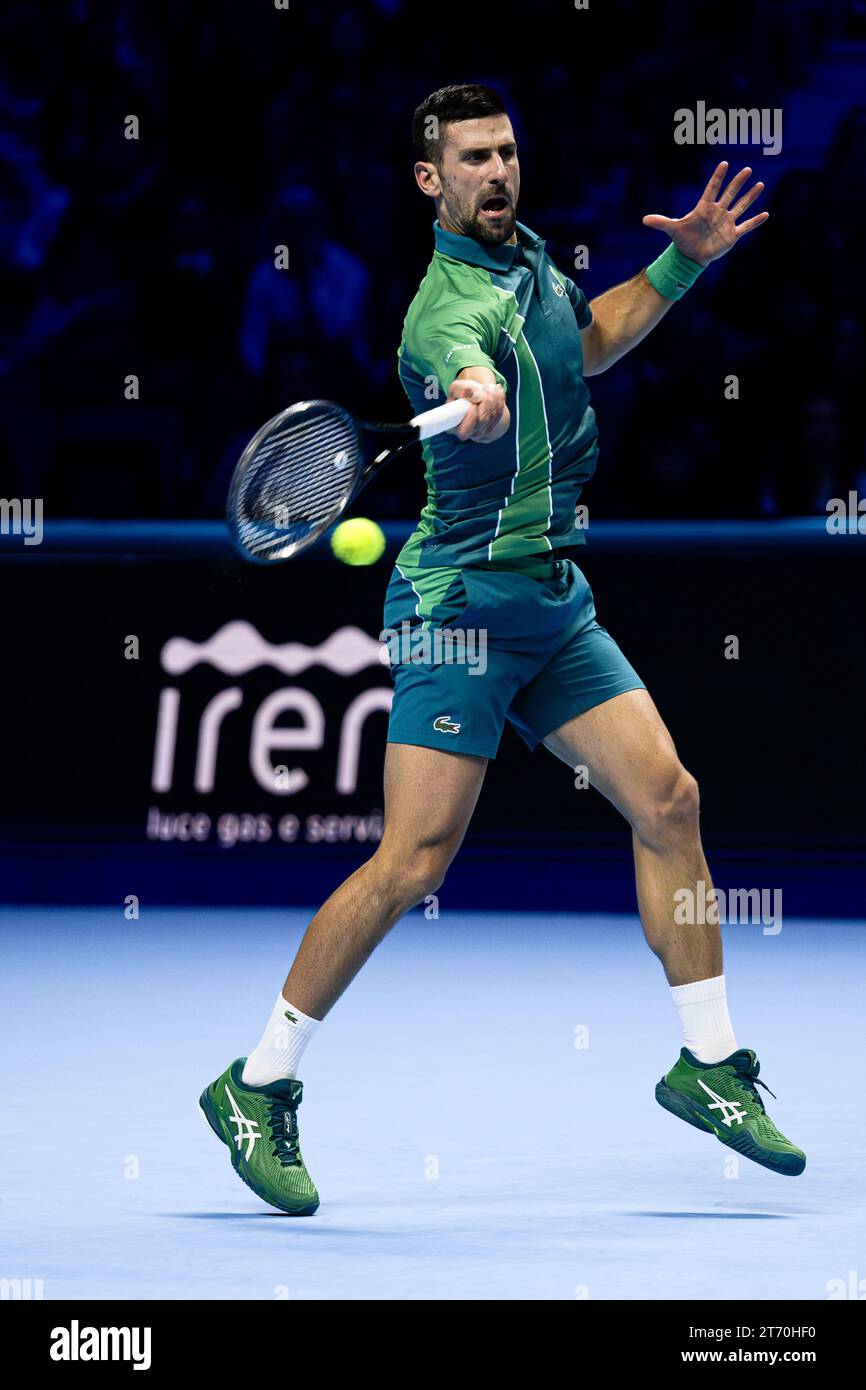 Turin, Italien. 12. November 2023. Novak Djokovic (Serbien) spielt eine Vorhand während des robin-Einzelspiels gegen Holger Rune (Dänemark) am ersten Tag des Nitto ATP Finals. Novak Djokovic gewann mit 7:6(4), 6:7(1), 6:3. Quelle: Nicolò Campo/Alamy Live News Stockfoto