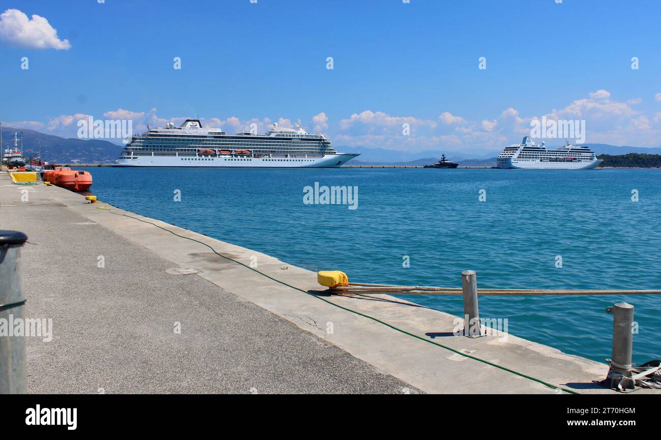 Die Kreuzfahrtschiffe MV Viking Sky und MS Nautica legten im Hafen von Korfu an Stockfoto