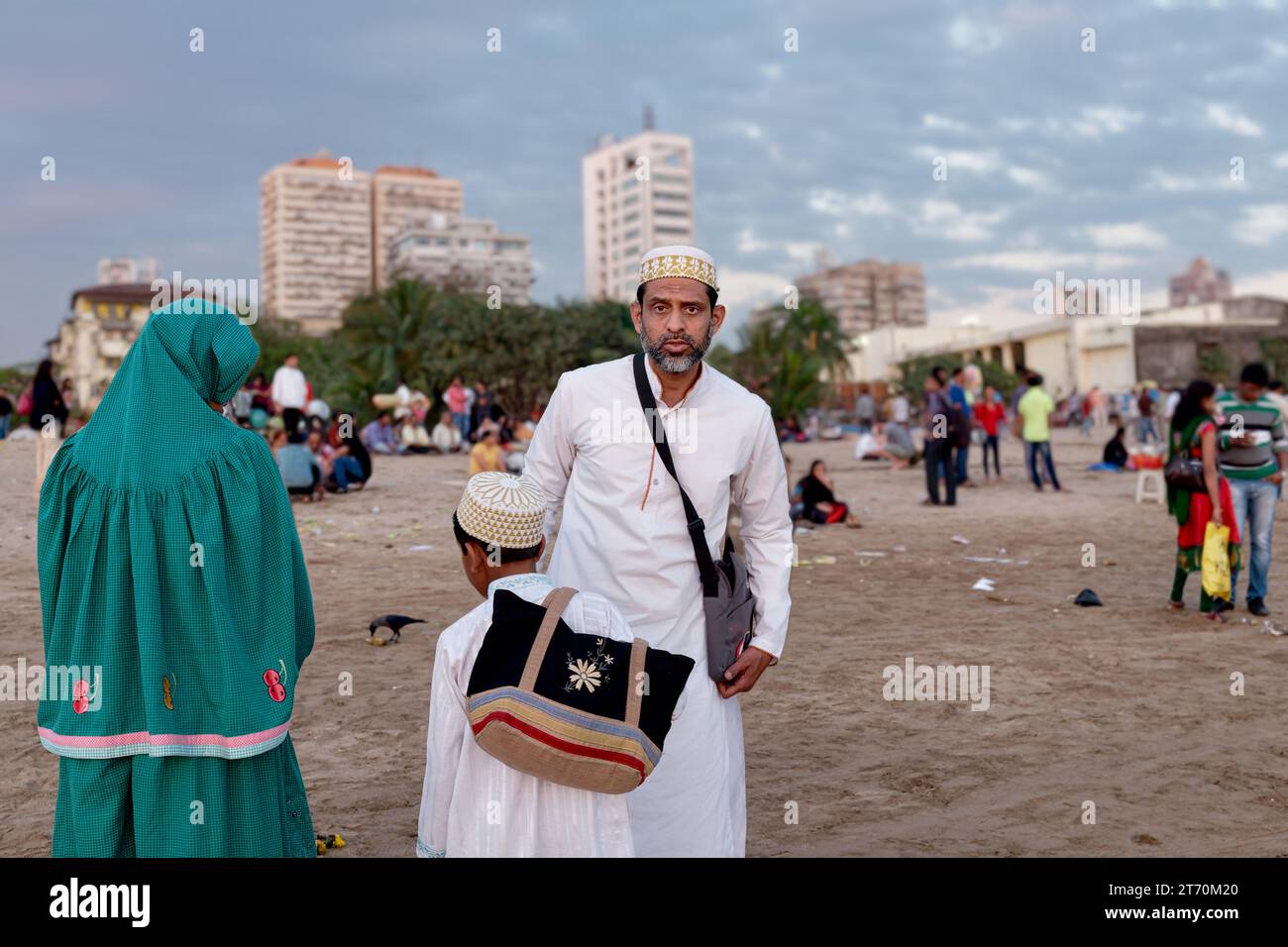 Eine dreiköpfige muslimische Familie von Bohra – Vater, Mutter und Sohn – macht Besichtigungen am Chowpatty Beach, Mumbai, Maharashtra, Indien Stockfoto