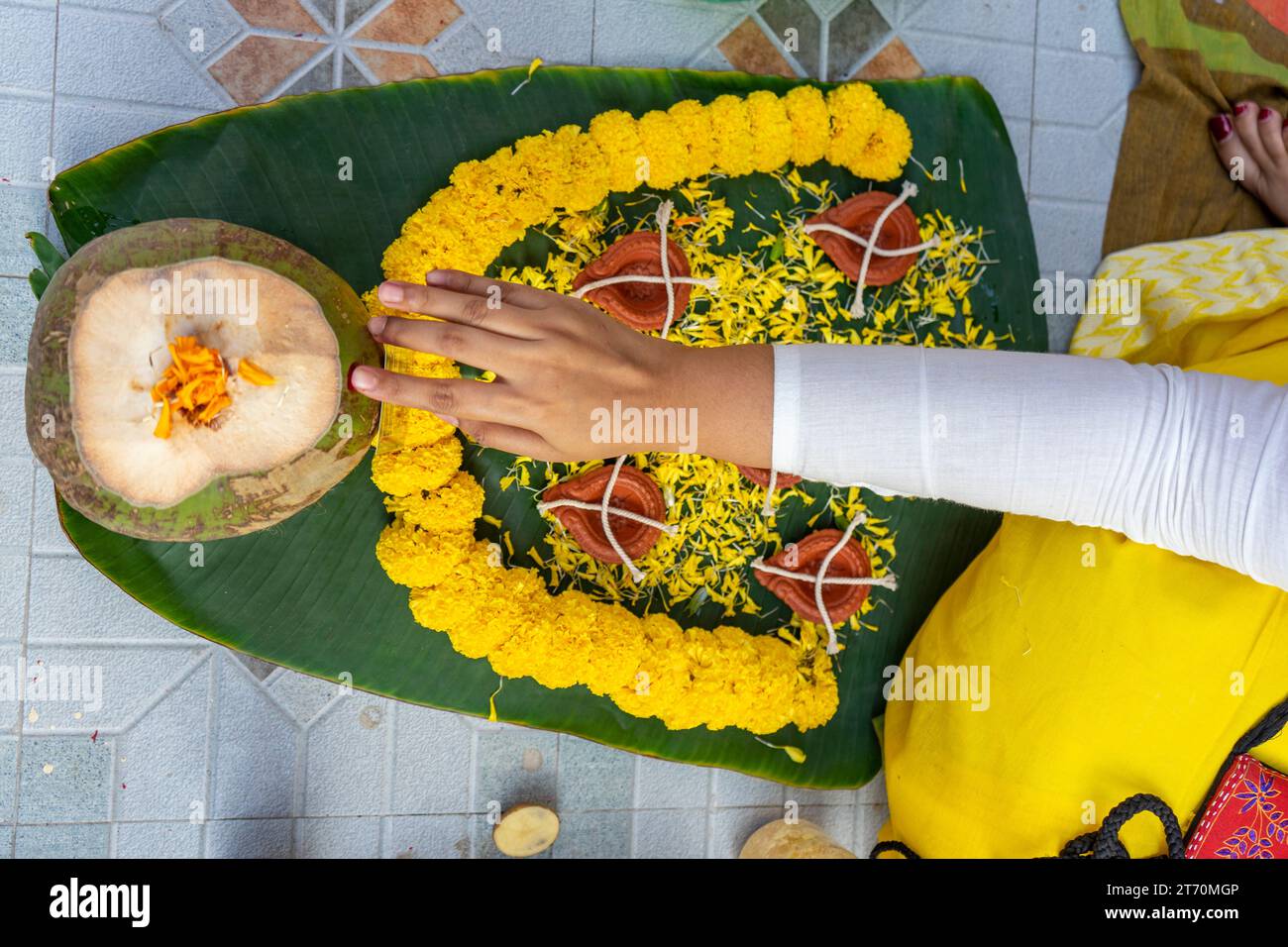Diwali Festival oder Dipaboli Prodip. Religiöses Hindufest. Flower Rangoli für Diwali oder Pongal Festival. Tonöllampe. Diwali oder Dipawali Stockfoto