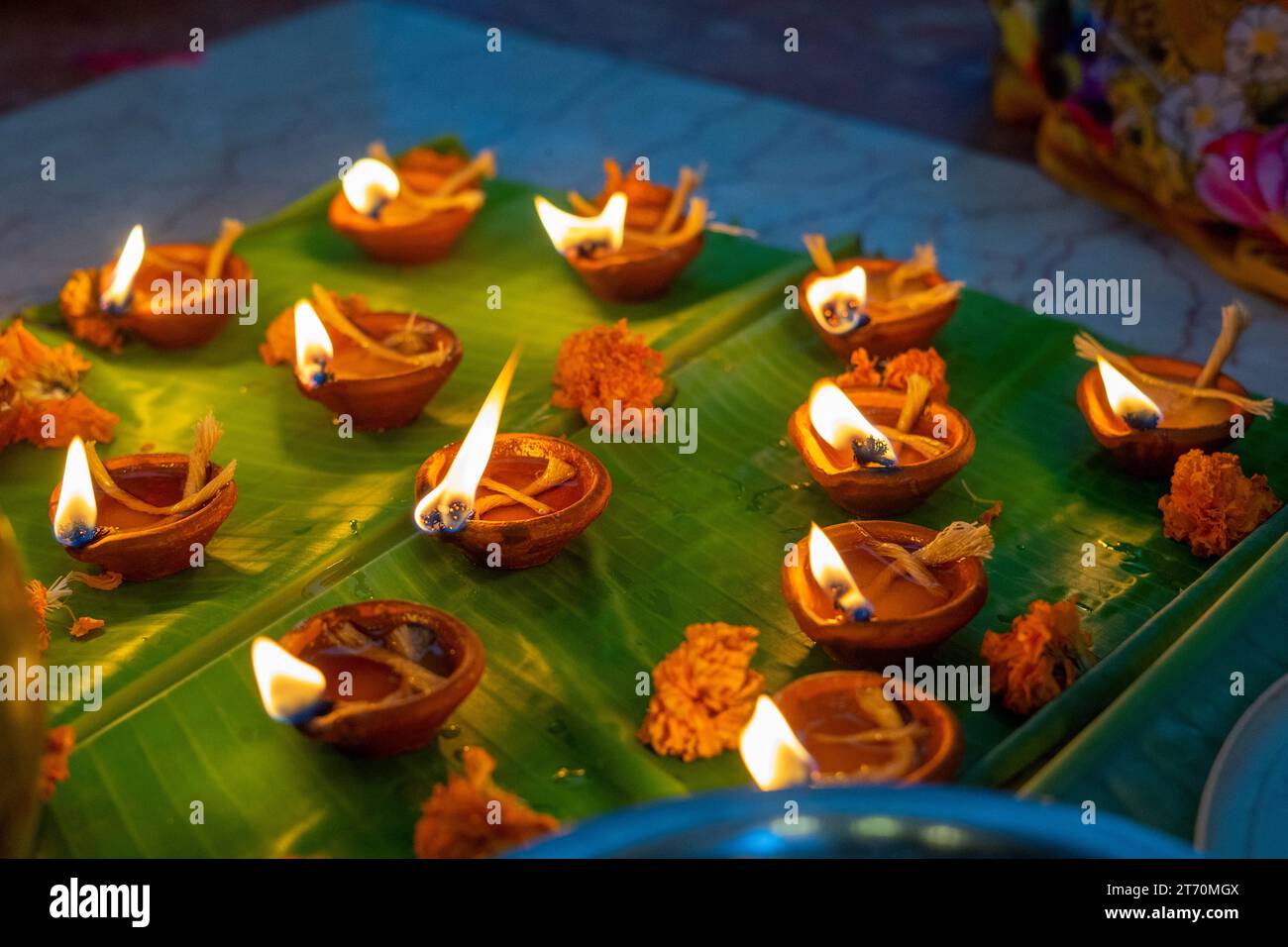 Diwali Festival oder Dipaboli Prodip. Religiöses Hindufest. Flower Rangoli für Diwali oder Pongal Festival. Tonöllampe. Diwali oder Dipawali Stockfoto