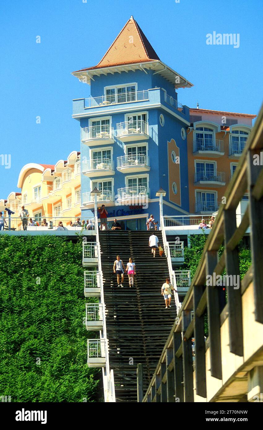 Travel Charme Hotel mit Treppe zum Strand, Seebrucke, Sellin, Rügen, Deutschland Stockfoto