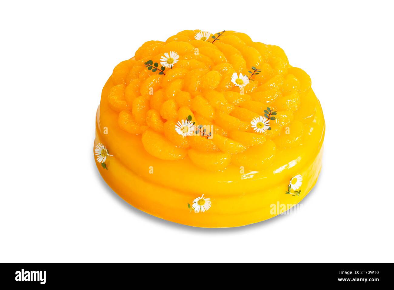 Hausgemachter Orangenkuchen auf weißem isoliertem Hintergrund mit Schnittpfaden. Glatter Biskuitkuchen mit junger Orangenpuddingsoße. Bäckerei-Konzept für Stockfoto