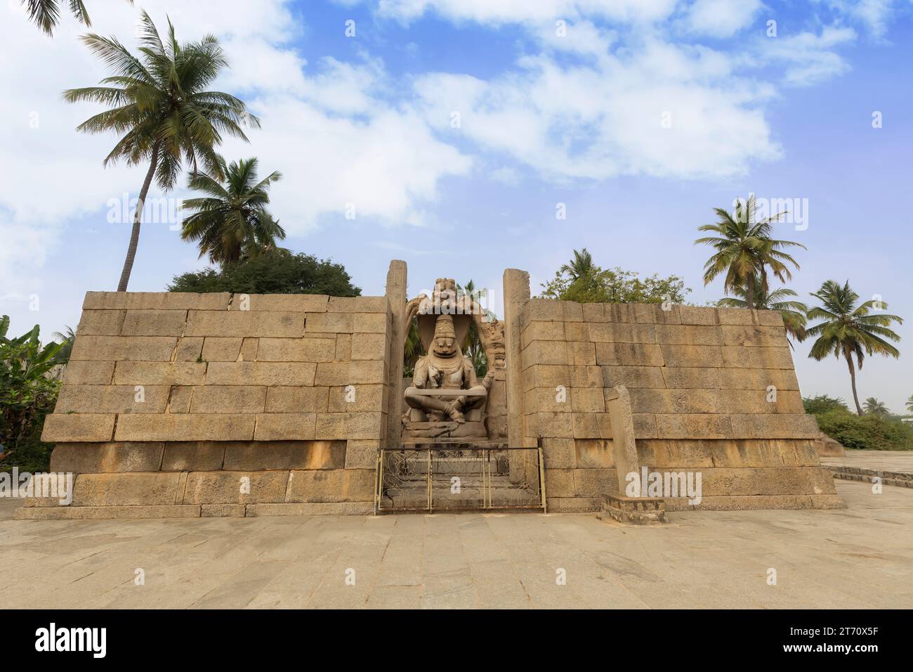 Mittelalterlicher Lakshmi Narasimha Steintempel, erbaut im Jahr 1528 in Hampi Karnataka, Indien. Stockfoto