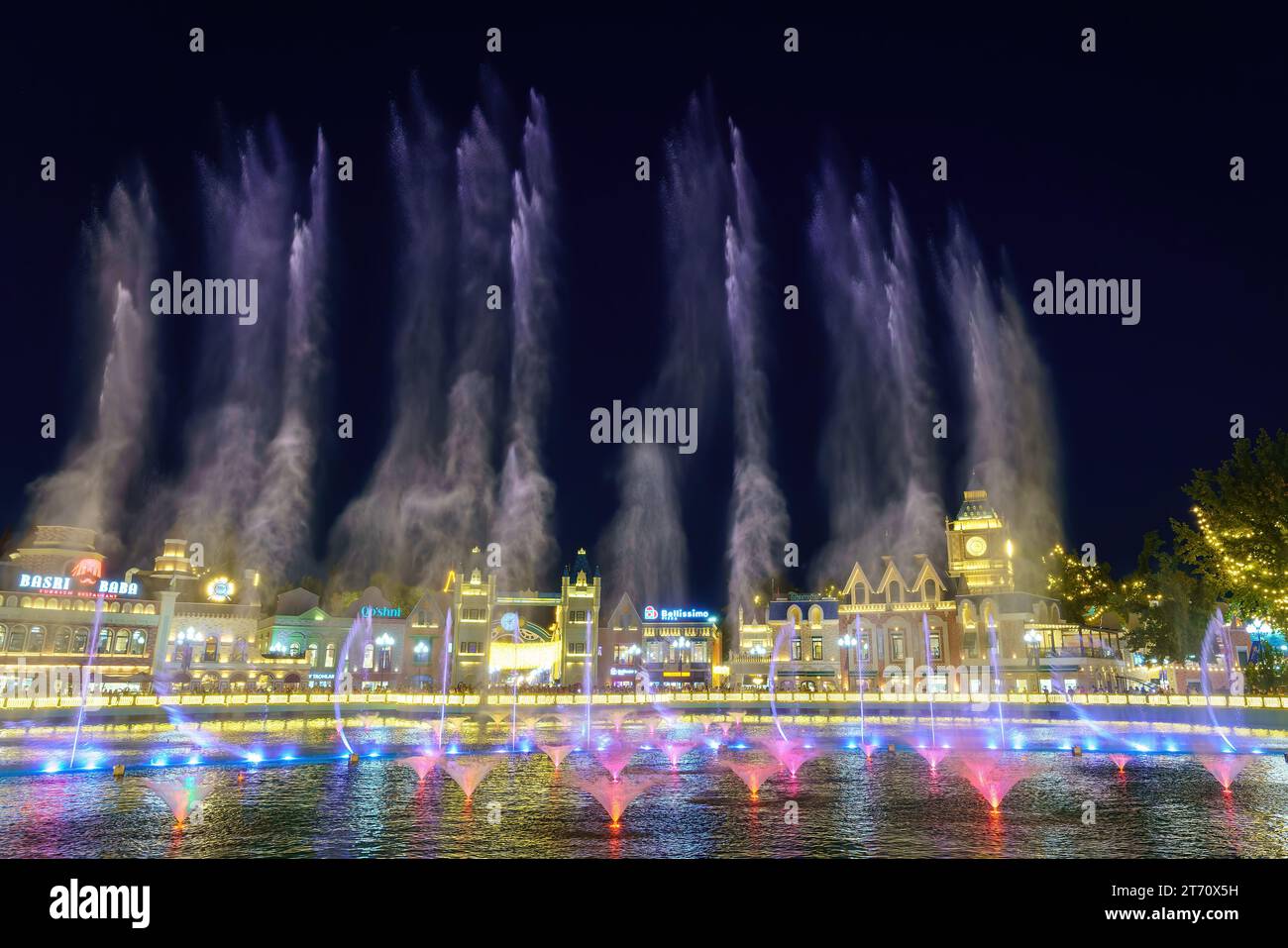 Usbekistan, Taschkent - 27. September 2023: Ein Brunnen mit Laserbeleuchtung und Lichtmusik im Magic City Park bei Nacht vor der Kulisse Stockfoto