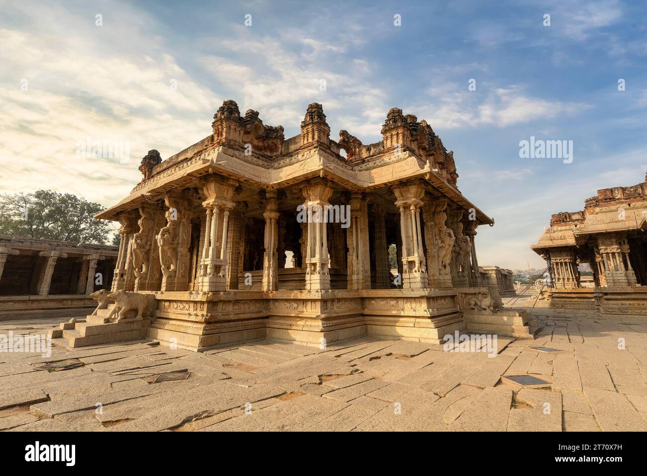 Ruinen der antiken Steinarchitektur im Tempelkomplex Vijaya Vittala in Hampi Karnataka, Indien. Stockfoto