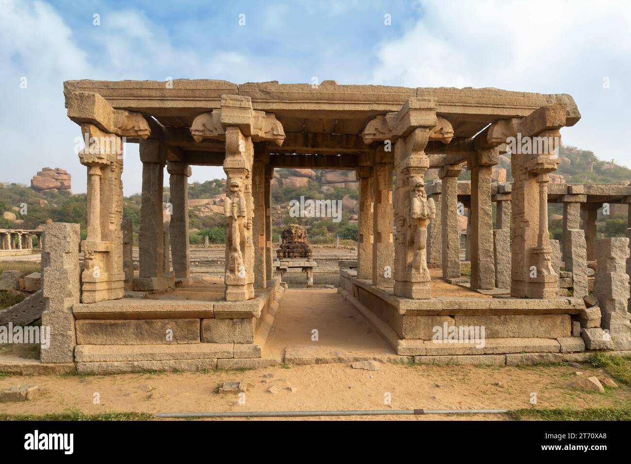 Ruinen der antiken Steinarchitektur des Pushkarni-Teichs im Tempelkomplex Vijaya Vittala in Hampi, Karnataka, Indien Stockfoto